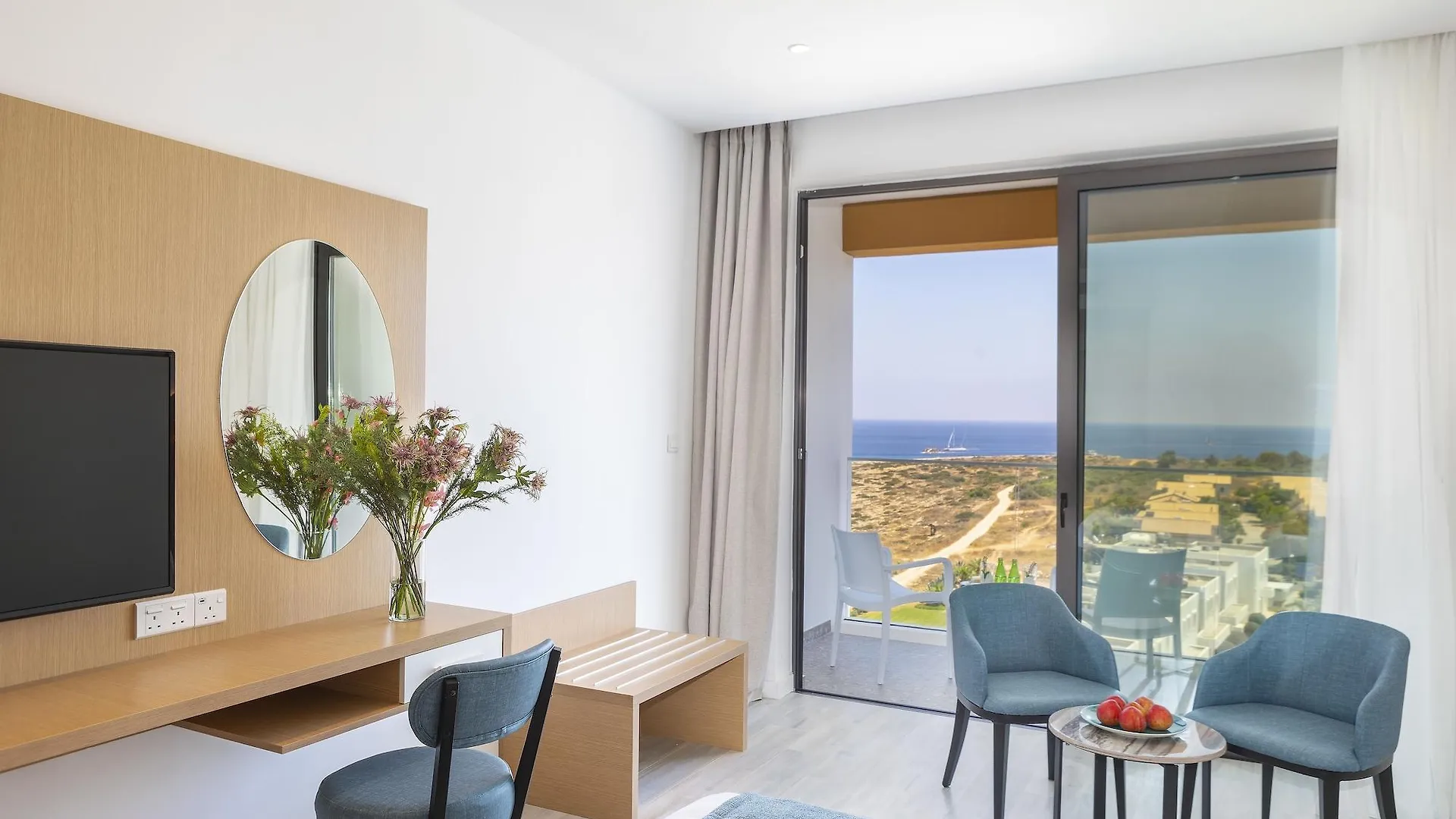 פרוטאראס Leonardo Crystal Cove Hotel & Spa - Adults Only 4*,  קפריסין